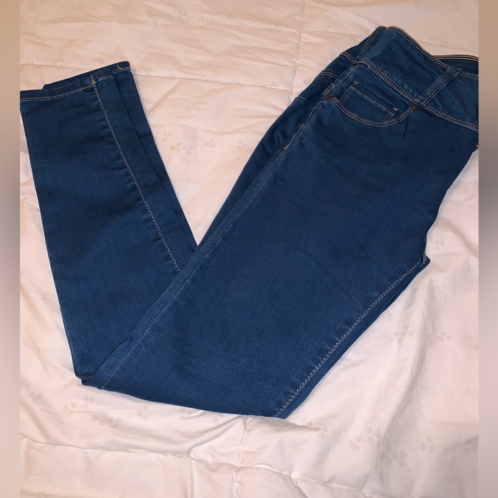 Women’s booty lifting Wax Jeans size 7. NWOT never worn blue skinny jeans.